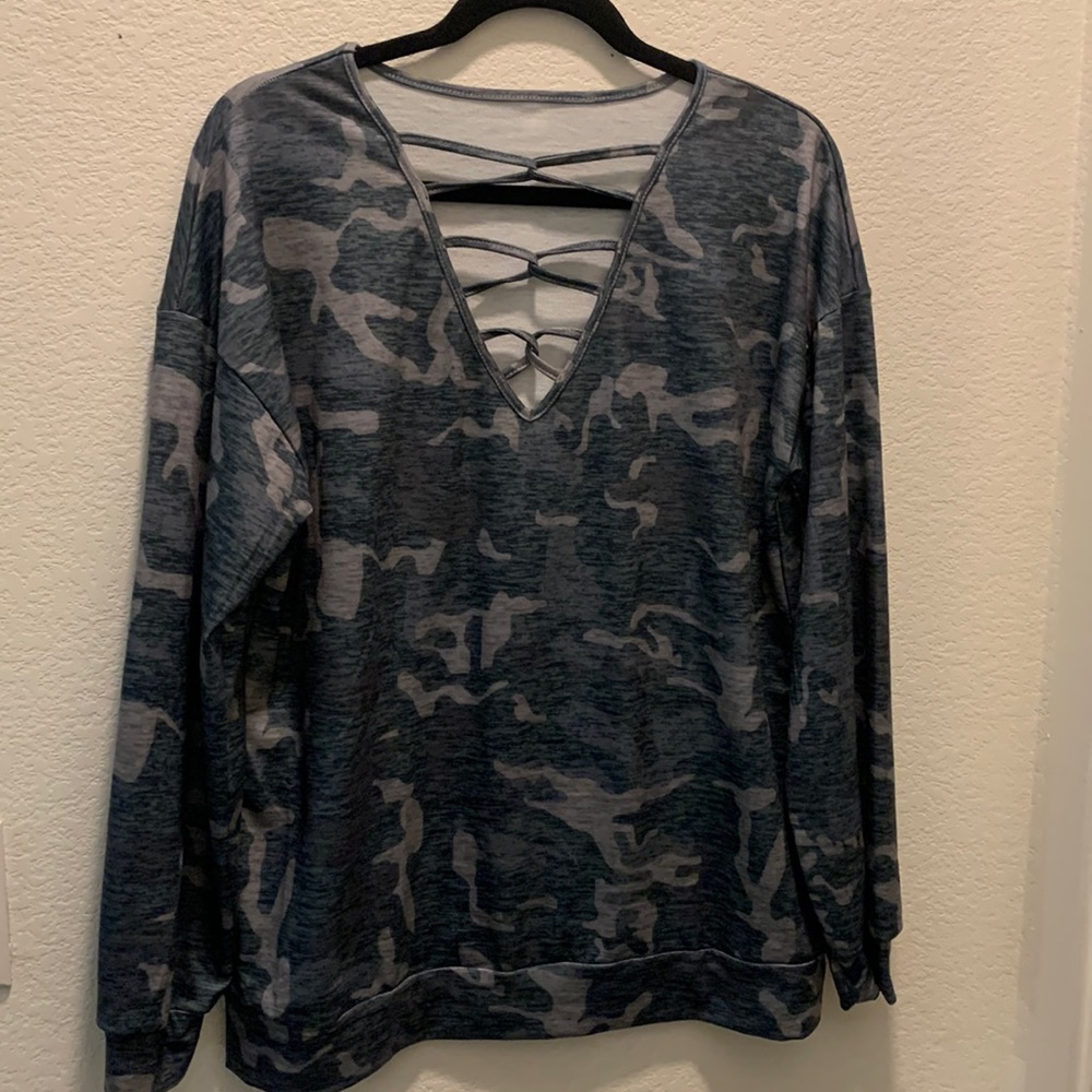 Camo Women’s Criss Cross V-neck Lightweight Top Size L